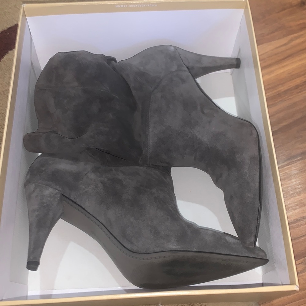 Leather charcoal short heeled boots from Michael Kors and in great shape✨
